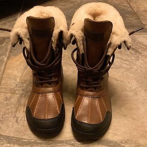 I’m selling these brown Ugg winter boots, size 2 kids. New without box.